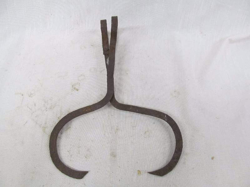 lot 190 image: ice block tongs