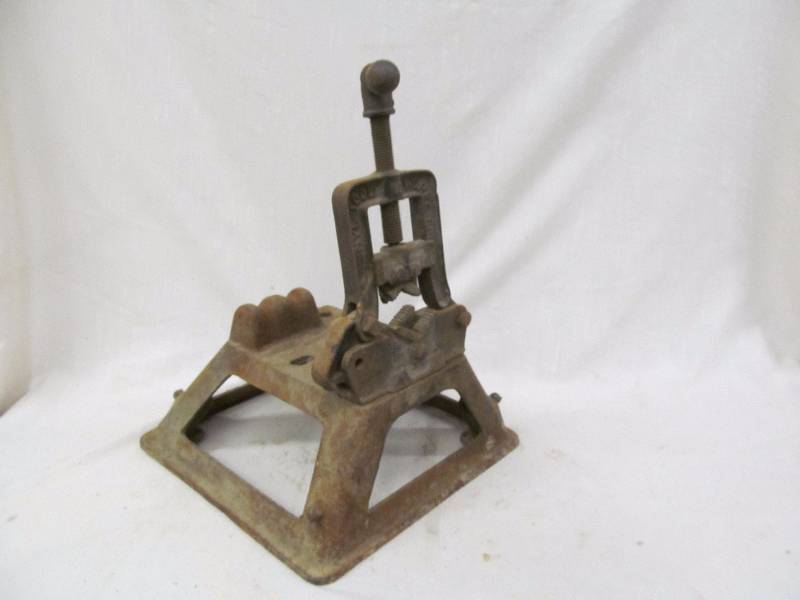 lot 202 image: pipe clamp