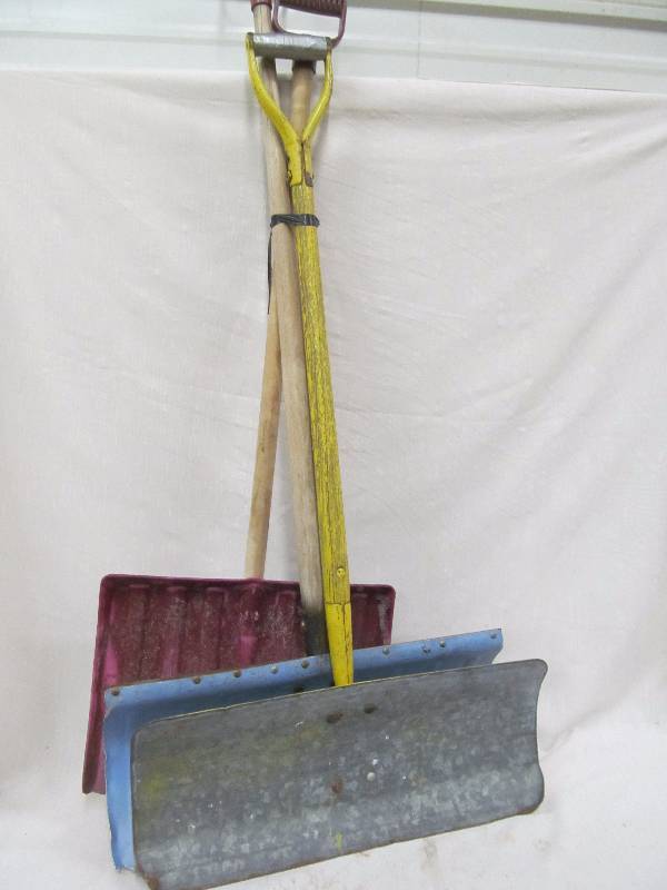 lot 206 image: snow shovels