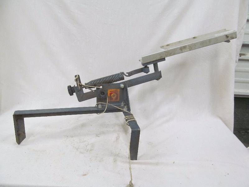 lot 212 image: clay pigeon thrower