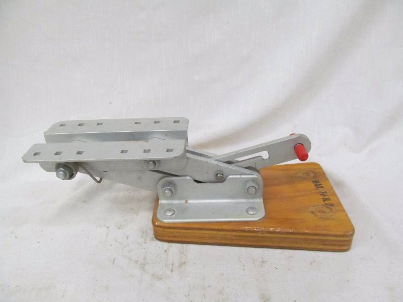 lot 215 image: boat mount