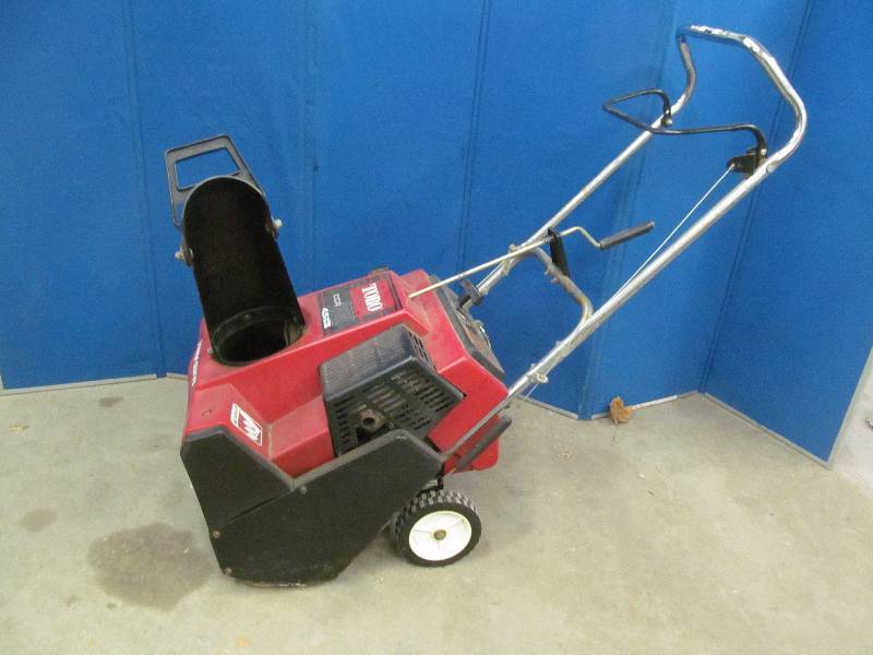 lot 235 image: snow thrower