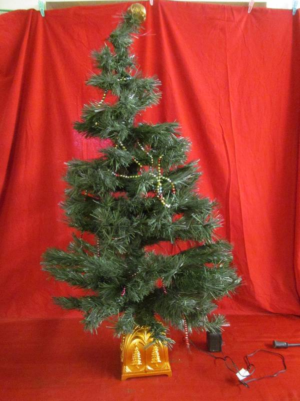 lot 256 image: holiday dcor