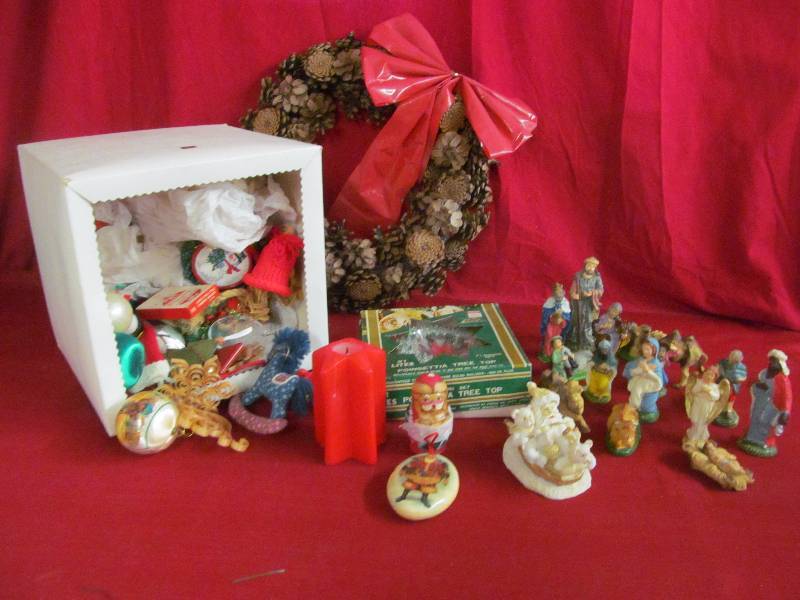 lot 259 image: holiday dcor