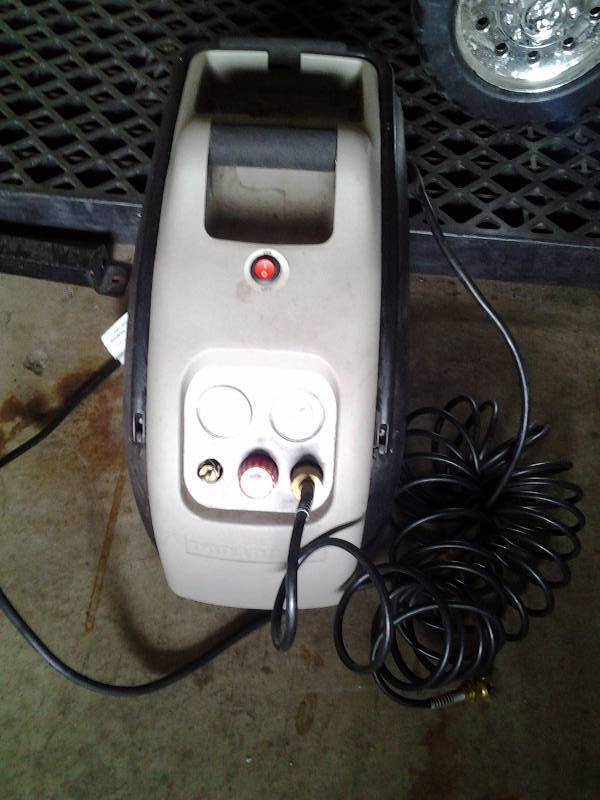 lot 5 image: Durabuilt Portable Air Compressor