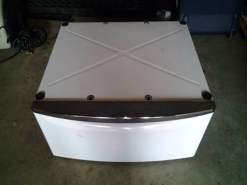 lot 9 image: Washer Or Dryer Base With Drawer 27x27