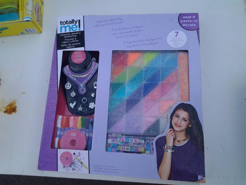 lot 21 image: Totally Me Bead Set (Unopened)