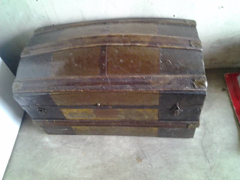 lot 24 image: Vintage Trunk 30x19x17