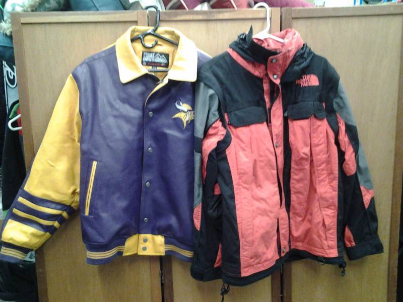 lot 32 image: Mens Vikings Jacket By First Down - Size L, Mens North Face Jacket Size M