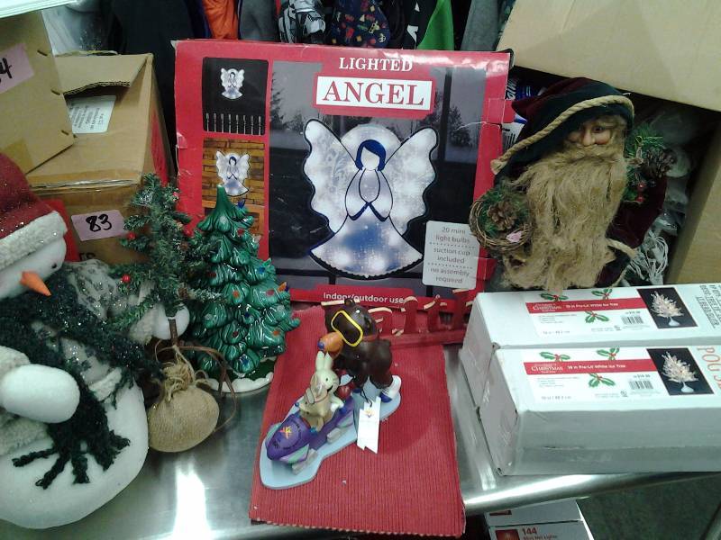 lot 85 image: Lot Of Christmas Decor