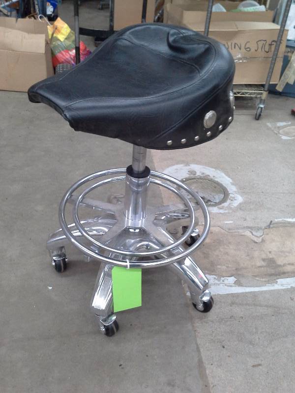 lot 473 image: Motorcycle Seat Rolling Stool