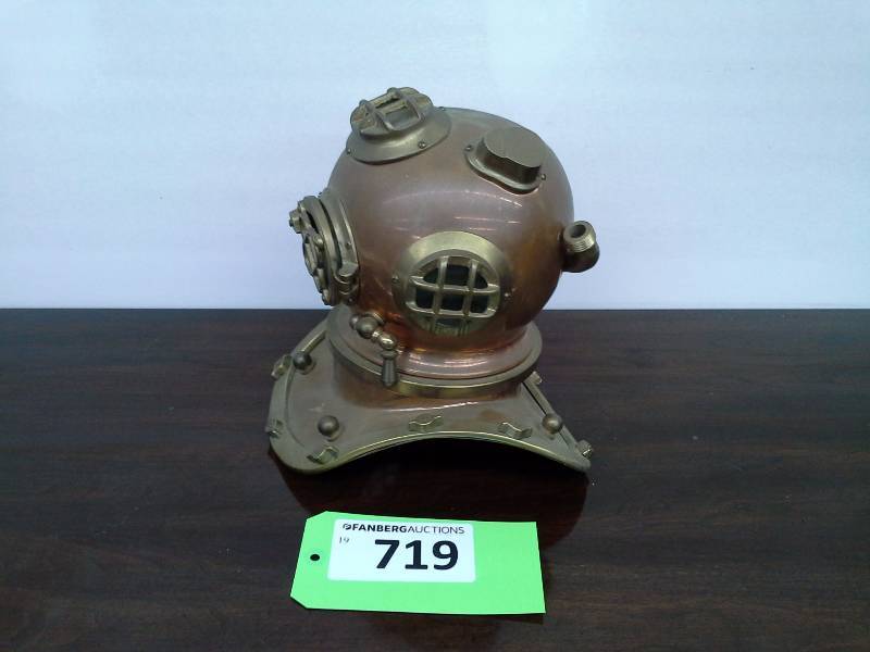 lot 719 image: Diving Helmet (Replica, Small)