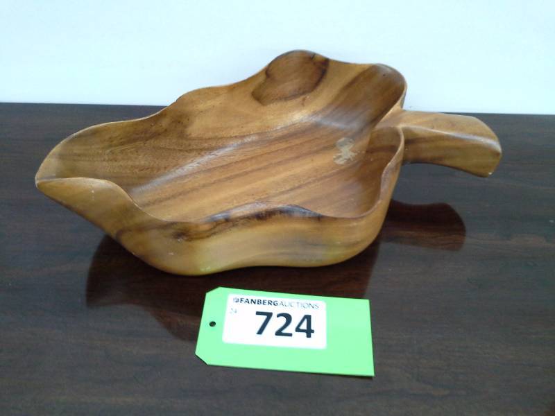 lot 724 image: Wooden BowlDisplay