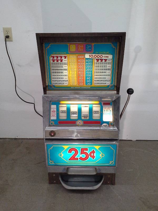 lot 740 image: Slot Machine