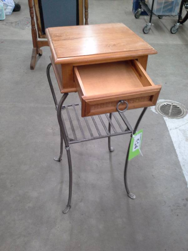 lot 514 image: End TablePedestal