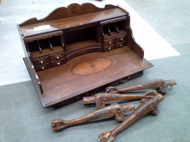 lot 524 image: Wooden Desk