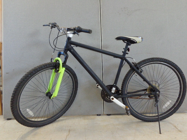 lot 6 image: 29 Genesis Bicycle