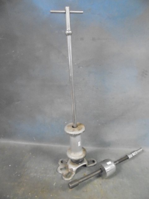 lot 19 image: Slide Hammer Bearing Pullers