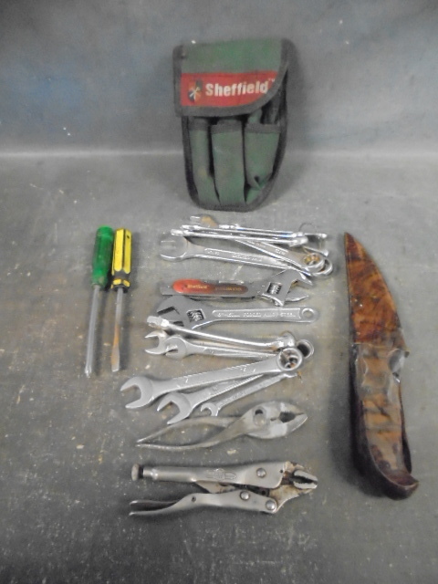 lot 21 image: Tools and Knife