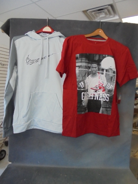 lot 34 image: Nike T-shirt and Hooded Sweat Shirt