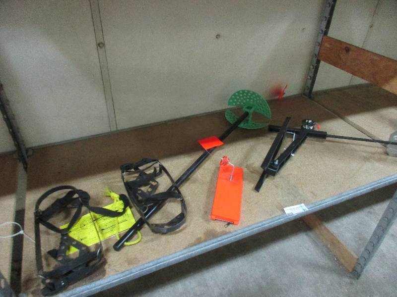 lot 31 image: Ice Fishing Gear