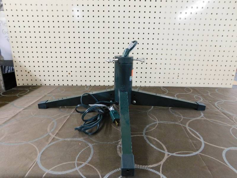 lot 221 image: ALCOVE ROTATING TREE STAND