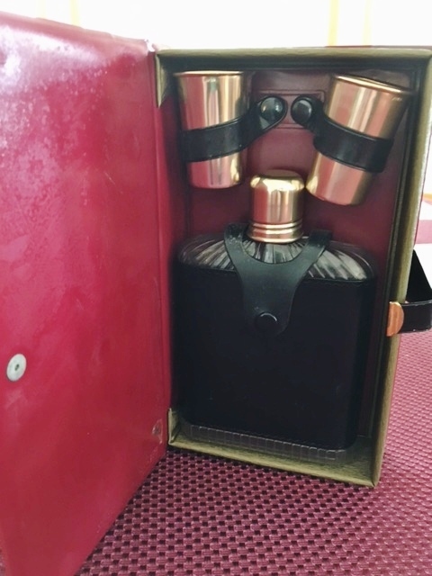 lot 8 image: Retro Cool 1960s How to be the Life of the Party Book Bar With Decanter Flask Bottle & 2 Glasses - Hide all sorts of things in this fake book