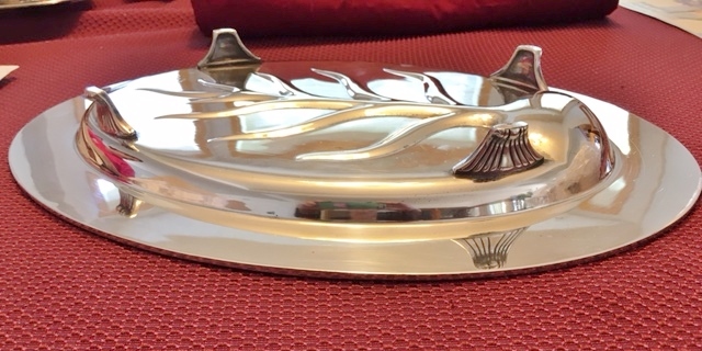 lot 14 image: William Rogers Madison 5819 Silverplate Footed Oval Meat Platter Tray -Super Clean Condition