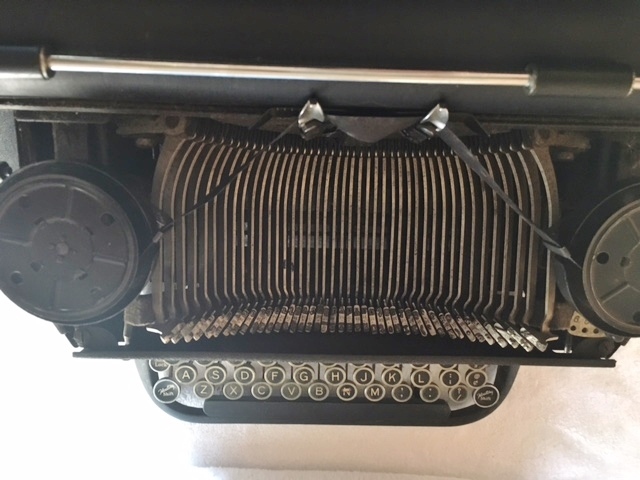 lot 16 image: Vintage TYPEWRITER L.C. SMITH CORONA SUPER SPEED STANDARD 1941 - Super Nice Condition