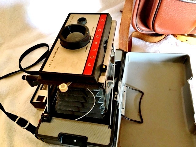 lot 19 image: FANTASTIC 1960S POLAROID LAND CAMERA 220 AUTOMATIC INSTANT CAMERA WITH BLUE FLASH, STRAP, CASE, INSTRUCTIONS & LEATHER CASE OLD STYLE PAPARAZZI