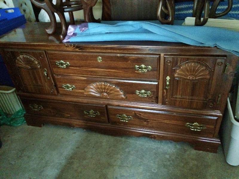 lot 39 image: Handsome Vintage Lehigh Furniture Company 2 Piece Wood Fans Accents 2 Door Cabinet  4 Drawer Dresser with Brass Pulls & Matching LIGHTED Oval Mirror With 4 Display Shelves - Dusty But Excellent Condition Very Little Wear