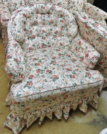 Beautiful Tufted French Country Overstuffed Floral Garden Shabby Chic ...