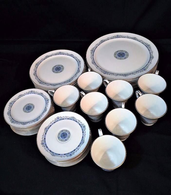 lot 28 image: Retails Online $1200 High Quality China By Pickard USA 40 Piece Set Pickard FLEURETTE Regal Blue Flowers 8 - 5 PC PLACE SETTINGS Dinnerware Wedding Or Christmas Gift Mint