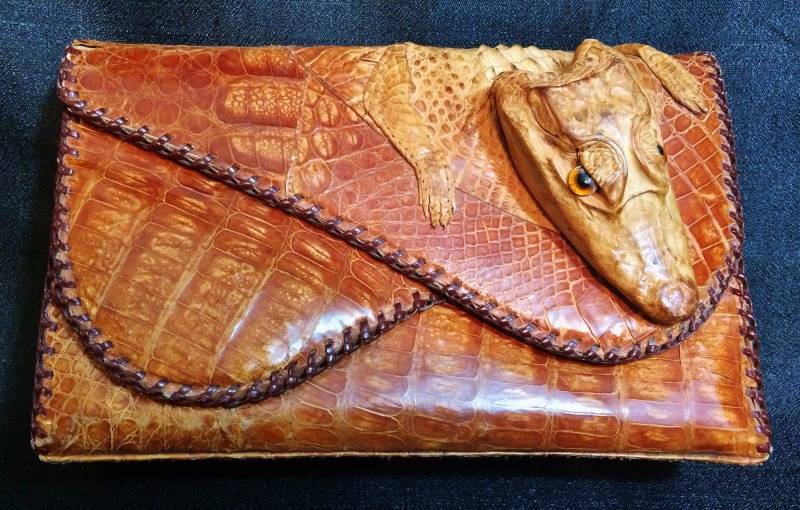 lot 7 image: Swamp People Lizard Crocodile Hunter Dundee Vintage Alligator Gator Skin Leather Hide Purse Head Teeth Claws Glass Eyes Bag - Nice Condition - Strap is broken