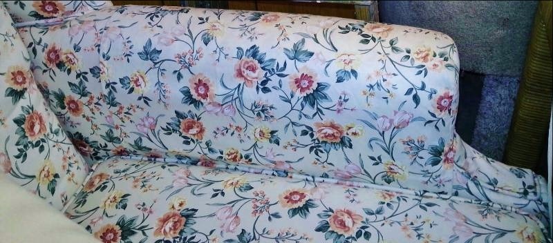 lot 26 image: Beautiful Tufted French Country Overstuffed Floral Garden Shabby Chic Chair - Perfect For The Little Girls Room Or Country Cottage Cabin Side Chair - High Quality Cushioning & Slight Sheen To Fabric - Super Condition