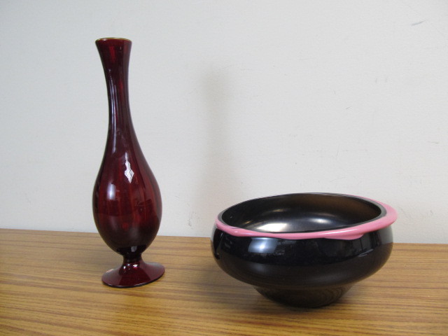 lot 79 image: Vintage Art Glass Bowl & Vase