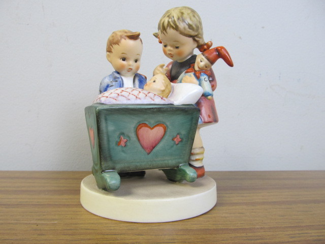 lot 34 image: Hummel Figurine wBaby