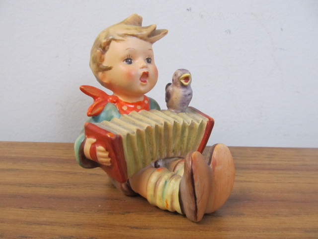 lot 36 image: Older Seated Hummel wAccordion 