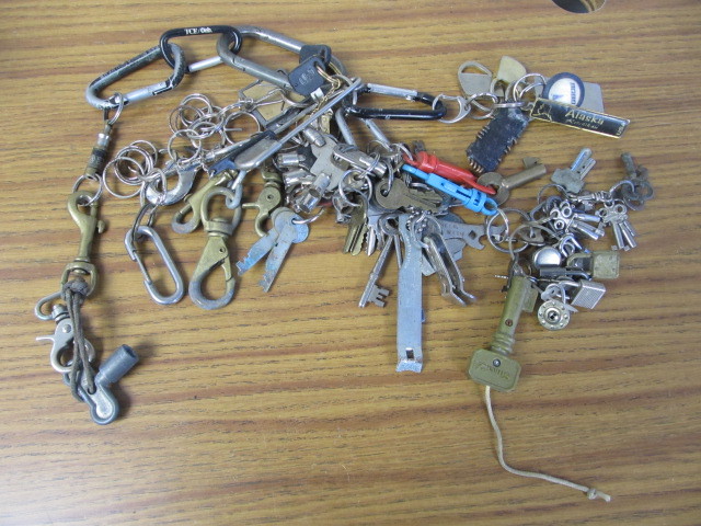 lot 41 image: Large Group of Assorted Vintage etc Keys