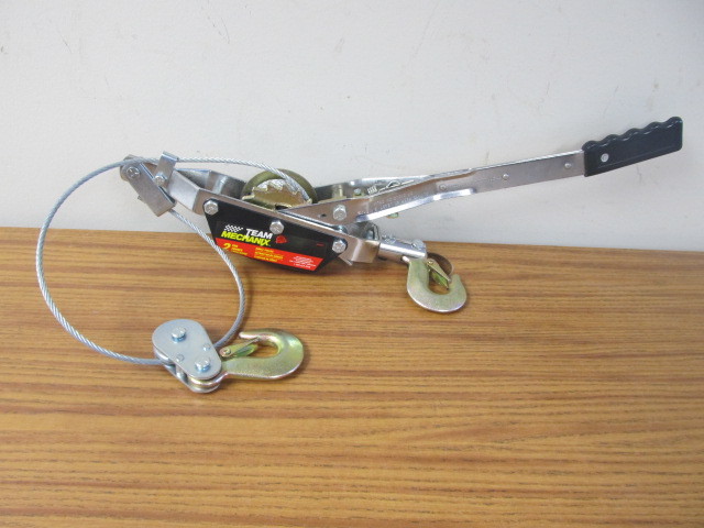 lot 46 image: BRAND NEW 2-Ton Cable Puller