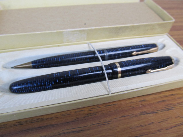 lot 121 image: Vintage Blue Striped PARKER Vacumatic Fountain Pen & Pencil Set
