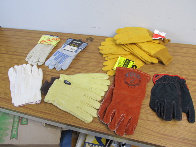 lot 129 image: Large Lot of Work Gloves