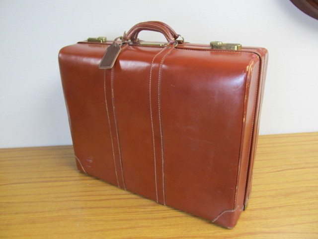 lot 133 image: Nice Vintage INDESTRUCTO Leather Suitcase