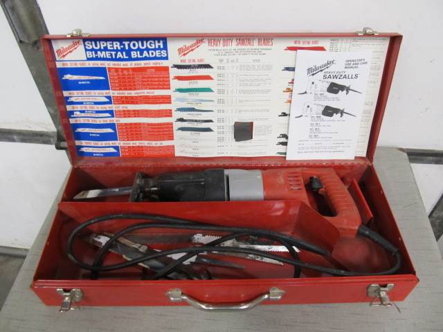 lot 166 image: Working Milwaukee Sawzall wCase