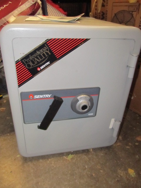 lot 173 image: Large SENTRY Heavy Duty Safe