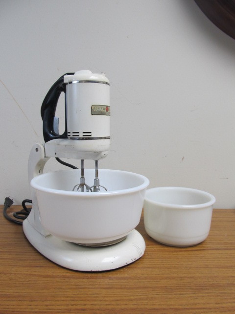 lot 181 image: Vintage Deco General Electric Mixer wBowls