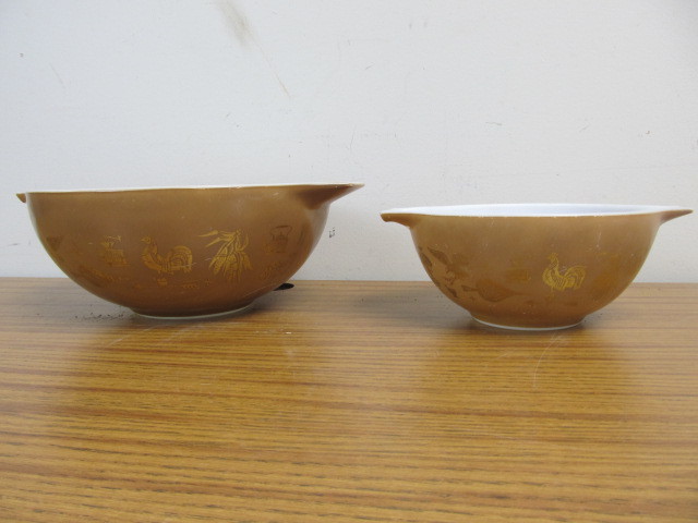 lot 188 image: Pair of Vintage PYREX Bowls
