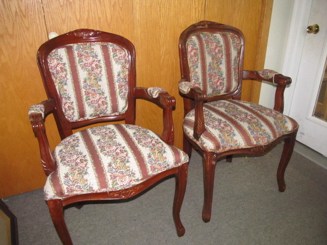 lot 190 image: Nice Pair of Matching Upholstered Parlor Chairs