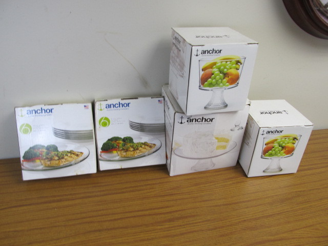 lot 192 image: NEW IN BOX Anchor Hocking Dishware