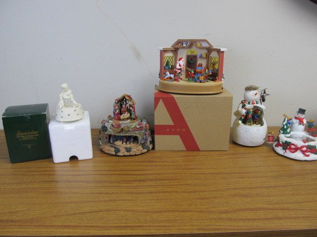 lot 198 image: 5 Working Christmas Music Boxes